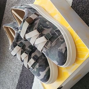NEW Yellowbox Estela Camo Sneaker